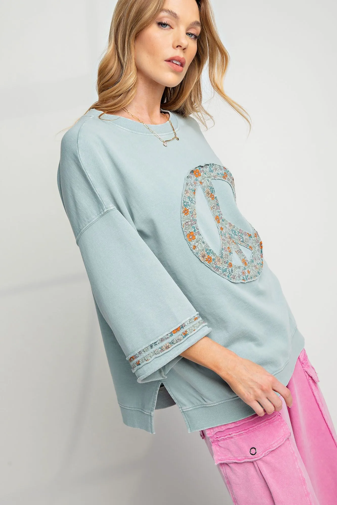 MINERAL WASHED TERRY FLORAL PEACE SIGN PULLOVER